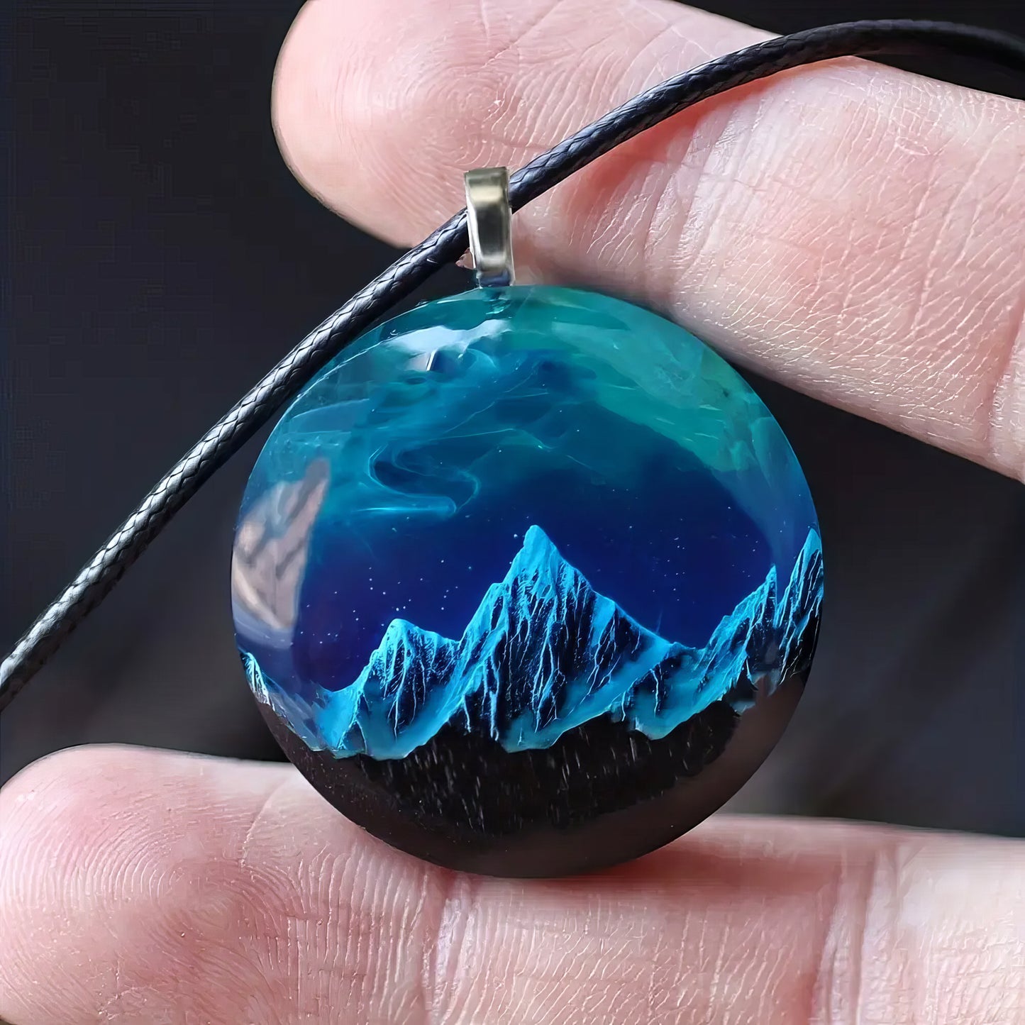 Handgemachter Harz-Anhänger mit Berg- und Sternenhimmel-Design – Blaues Meisterwerk