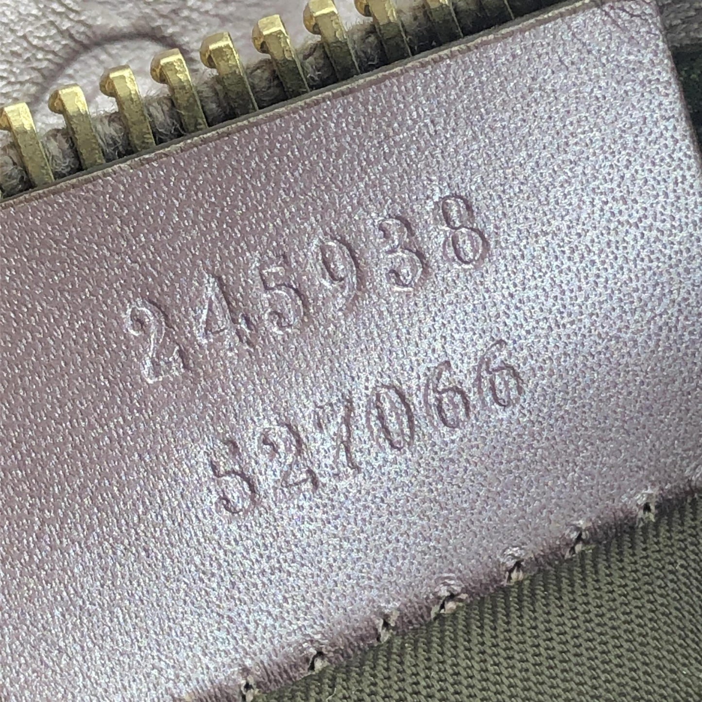 Gucci Metallic Guccissima Lovely Schultertasche in Lavendel – Luxus für jede Gelegenheit