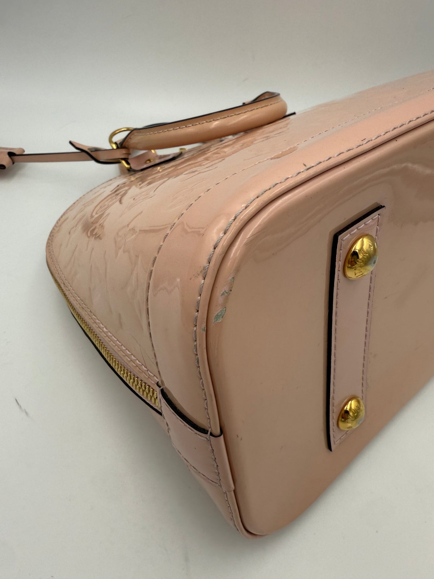 Louis Vuitton Alma MM Handtasche aus pinkem Lackleder