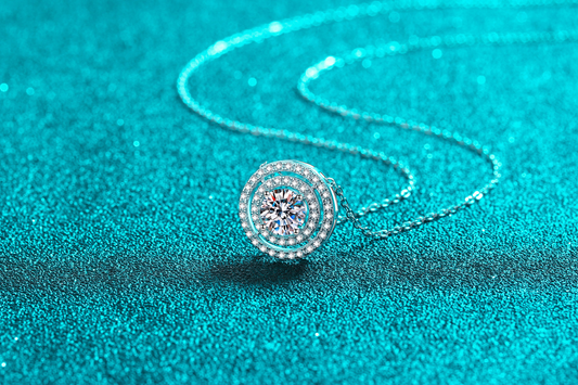 Strahlende Halskette mit 1-Karat-Labordiamant im Doppel-Halo-Design