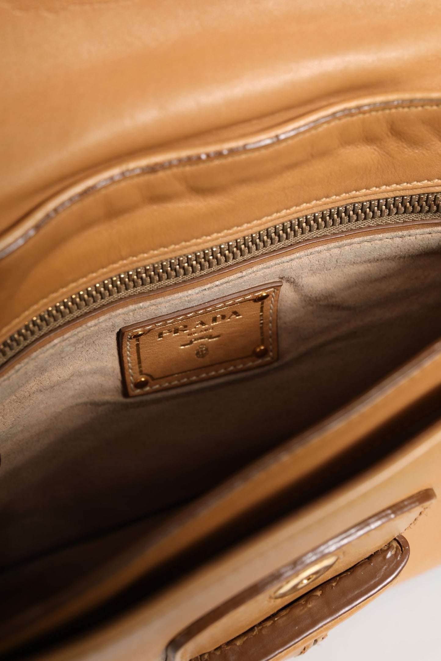 Sidonie Schultertasche aus beigem genarbtem Leder