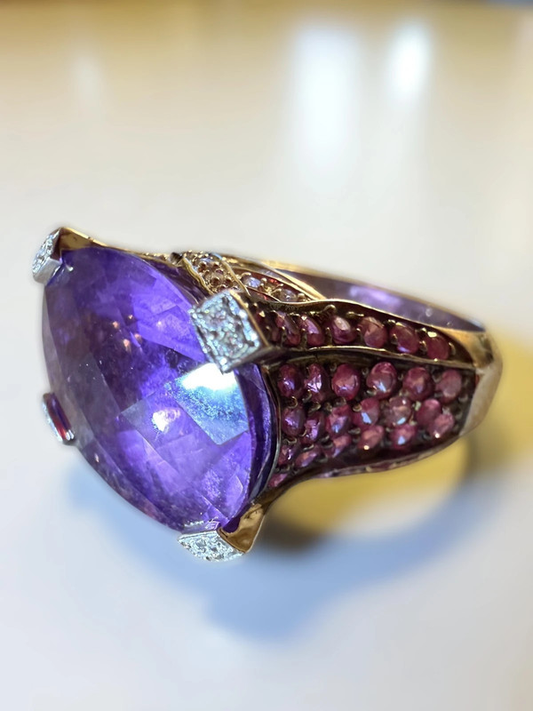Exklusiver 18 Karat Weißgold-Ring mit Amethysten, Rubinen & Diamanten