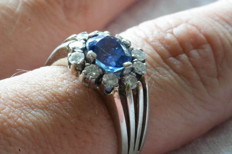 18 Karat Weißgold-Ring mit Saphir & Diamanten