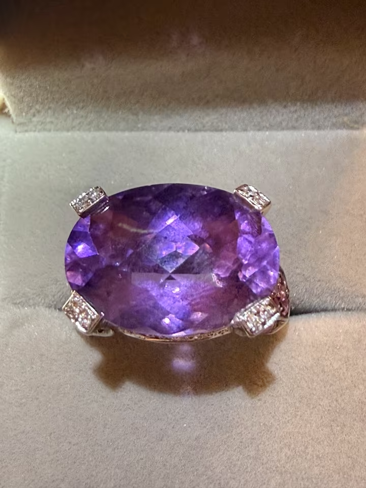 Exklusiver 18 Karat Weißgold-Ring Amethysten, Rubinen Diamanten