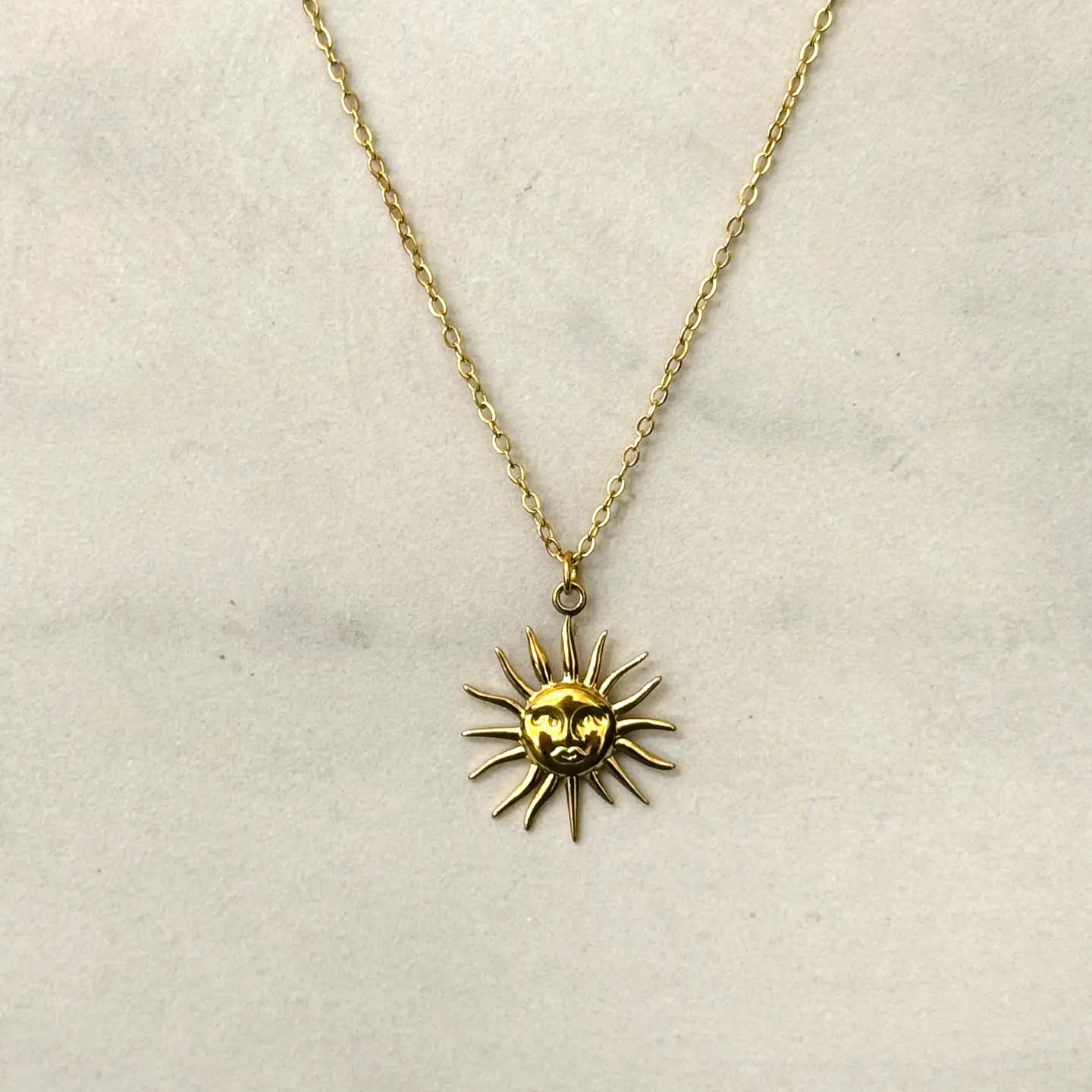 Goldfarbene Halsketten Damen Set – Muschel Sonne Pferd grüner Stein
