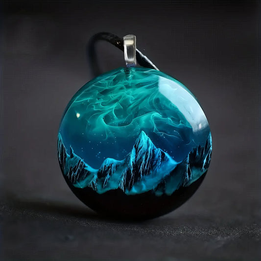Handgemachter Harz-Anhänger mit Berg- und Sternenhimmel-Design – Blaues Meisterwerk