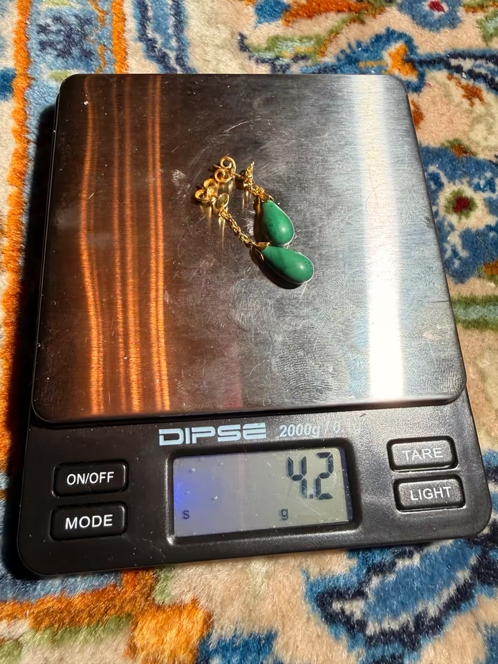 18K Gold-Ohrringe mit grünen Tropfensteinen – 4,2 g Eleganz