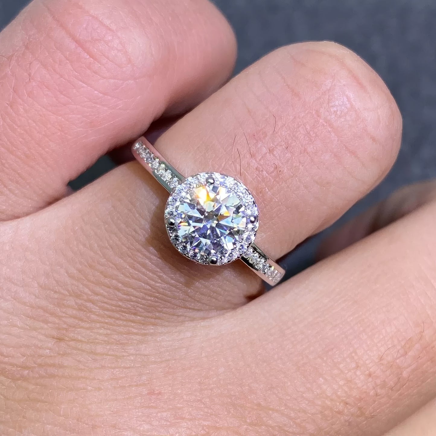 Handgefertigter Moissanit Ring - 925er Silber - Mikro-Intarsien - Funkelnder Edelstein - Einzigartiges Design