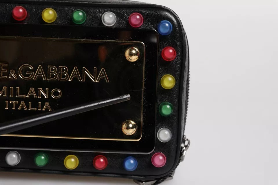 Dolce & Gabbana Czarna skórzana kopertówka z paskiem na nadgarstek z logo LED – elegancja na każdą okazję
