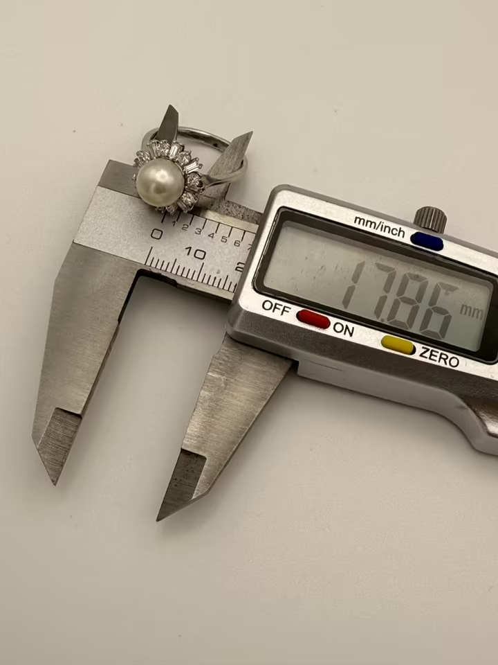 18K Cocktailring: Perle im Diamantkranz