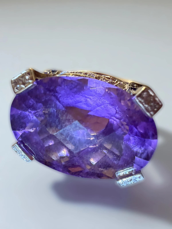 Exklusiver 18 Karat Weißgold-Ring mit Amethysten, Rubinen & Diamanten