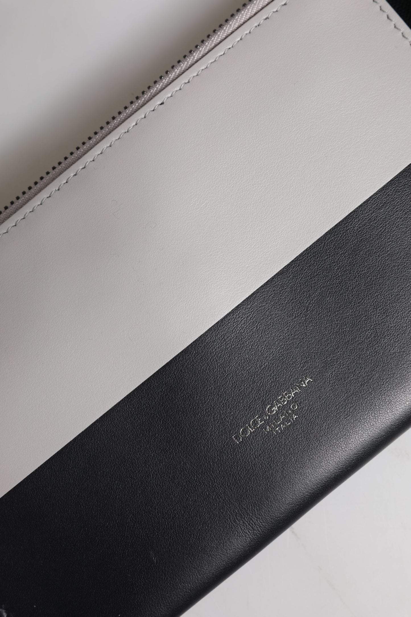 Dolce & Gabbana Schwarz-weißes Leder Crossbody Bag mit Logo-Prägung