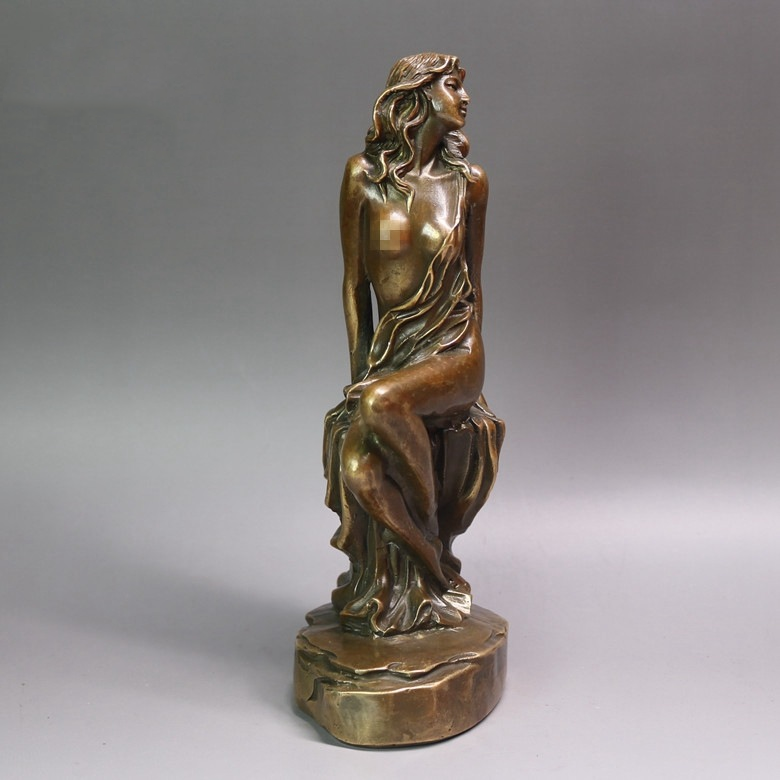 Elegancka mosiężna figura siedzącej kobiety