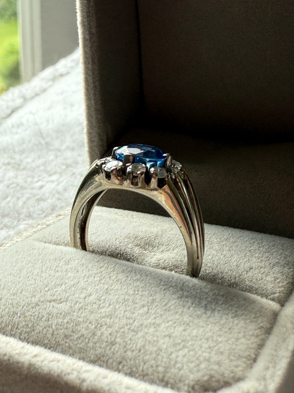 18 Karat Weißgold-Ring mit Saphir & Diamanten