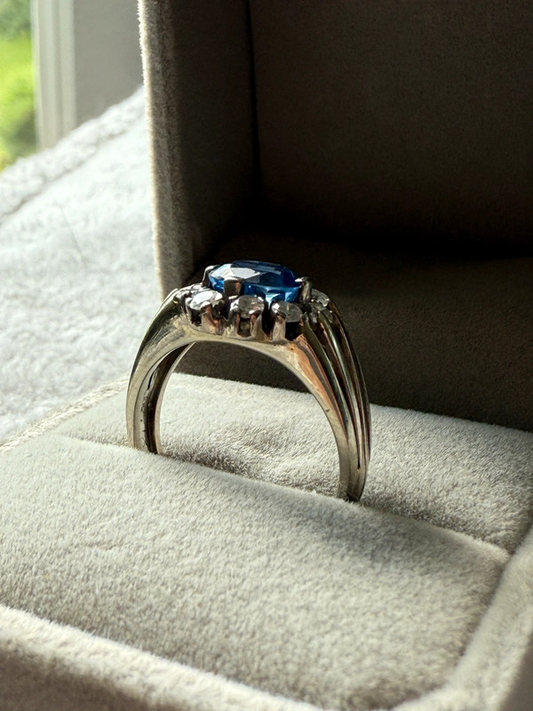 18 Karat Weißgold-Ring mit Saphir & Diamanten