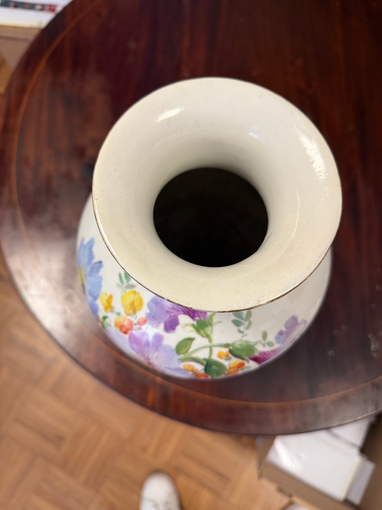 Duży wazon porcelanowy z Miśni z malowidłem kwiatowym