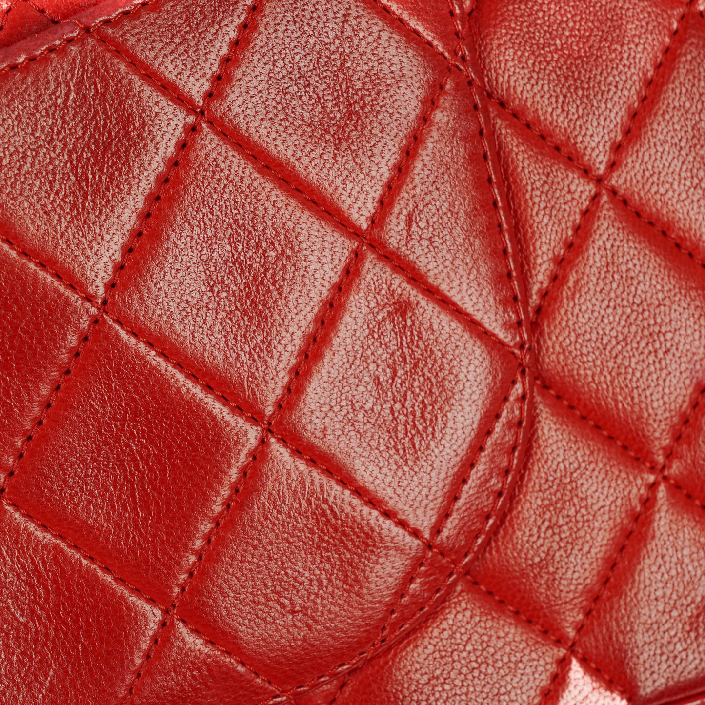 Chanel Vintage Classic Medium Double Flap Tasche aus rotem gestepptem Lammleder mit 24-karätig vergoldeter Hardware