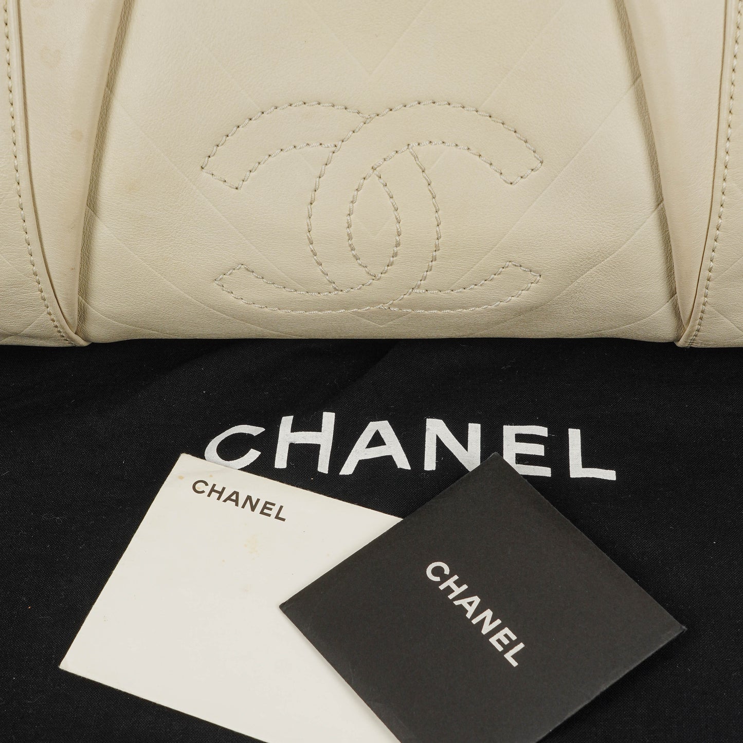 Chanel All Day Long Medium Bowling Bag aus Chevron-gestepptem Leder