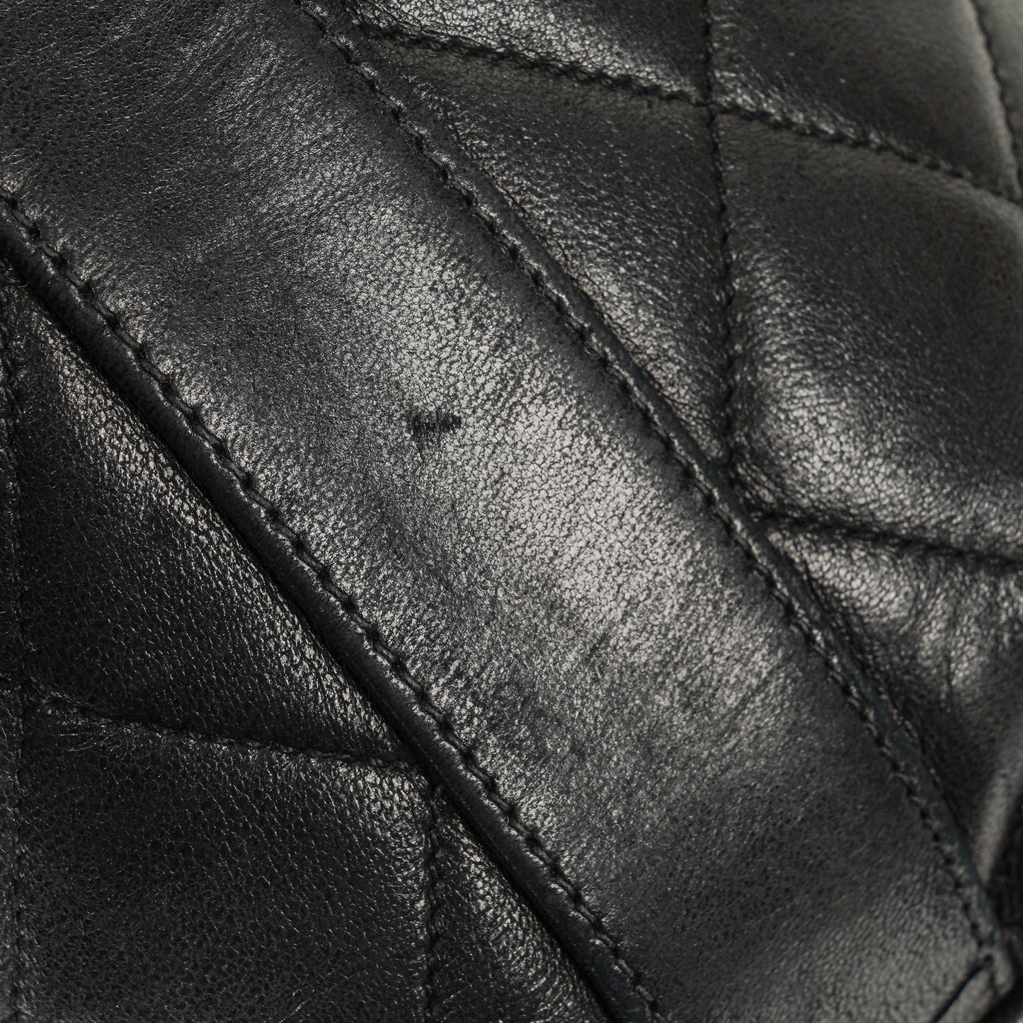 Chanel Bucket Bag aus schwarzem gestepptem Leder