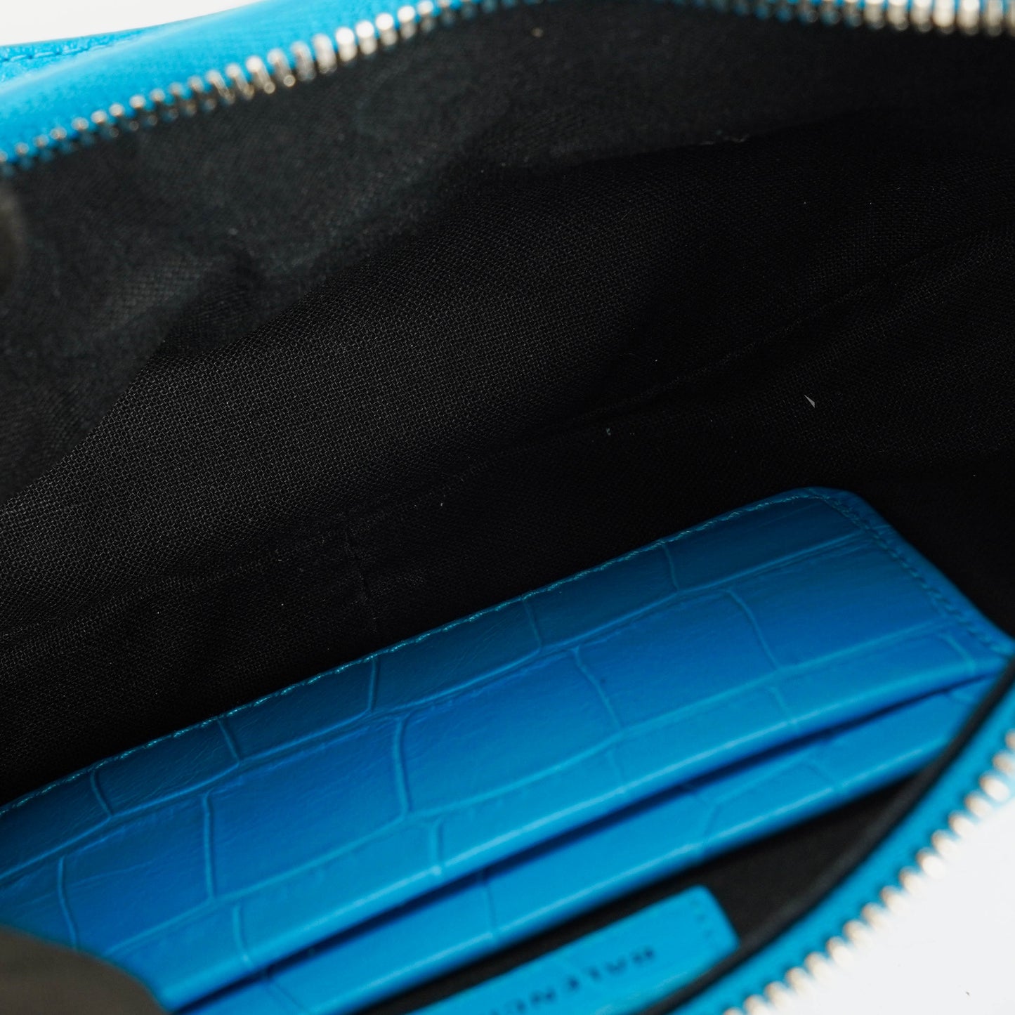 Balenciaga Crystal Mini Le Cagole Geldbörse mit Kette aus cyanfarbenem extra weichem Kalbsleder mit Krokodilprägung