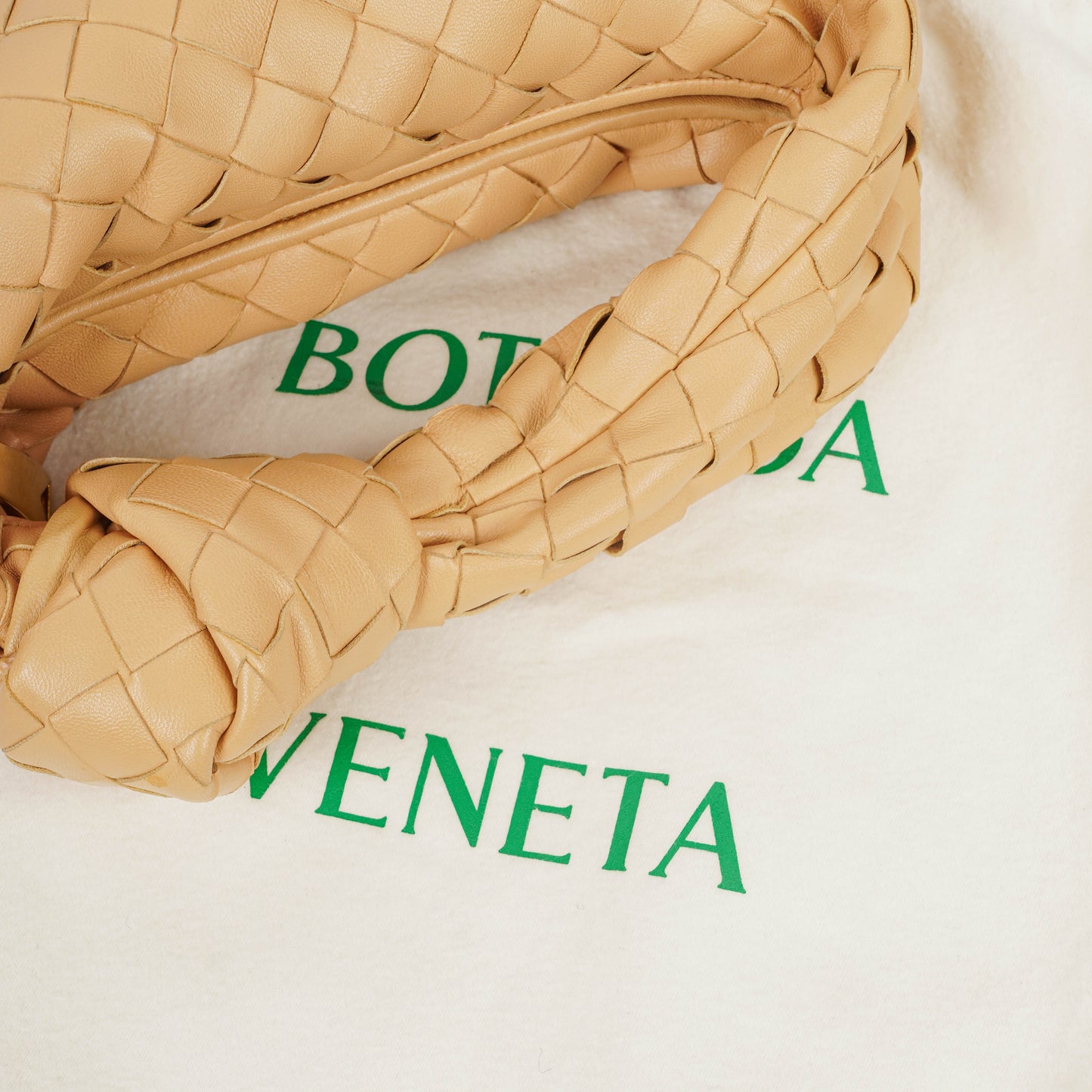 Bottega Veneta Mini Jodie Tasche aus beigem Leder
