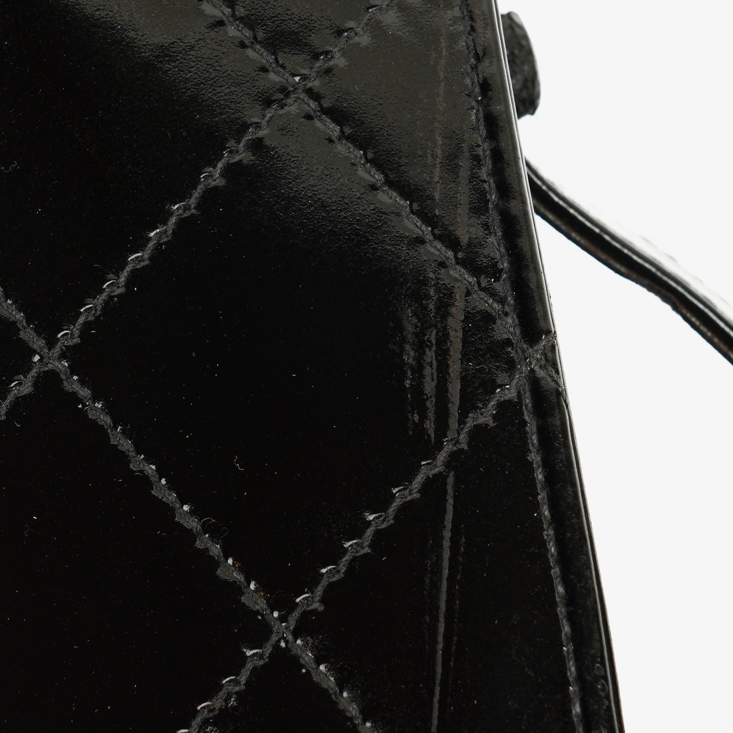 Chanel Top-Handle-Klappentasche aus schwarzem gestepptem Lackleder mit 24K vergoldeter Hardware