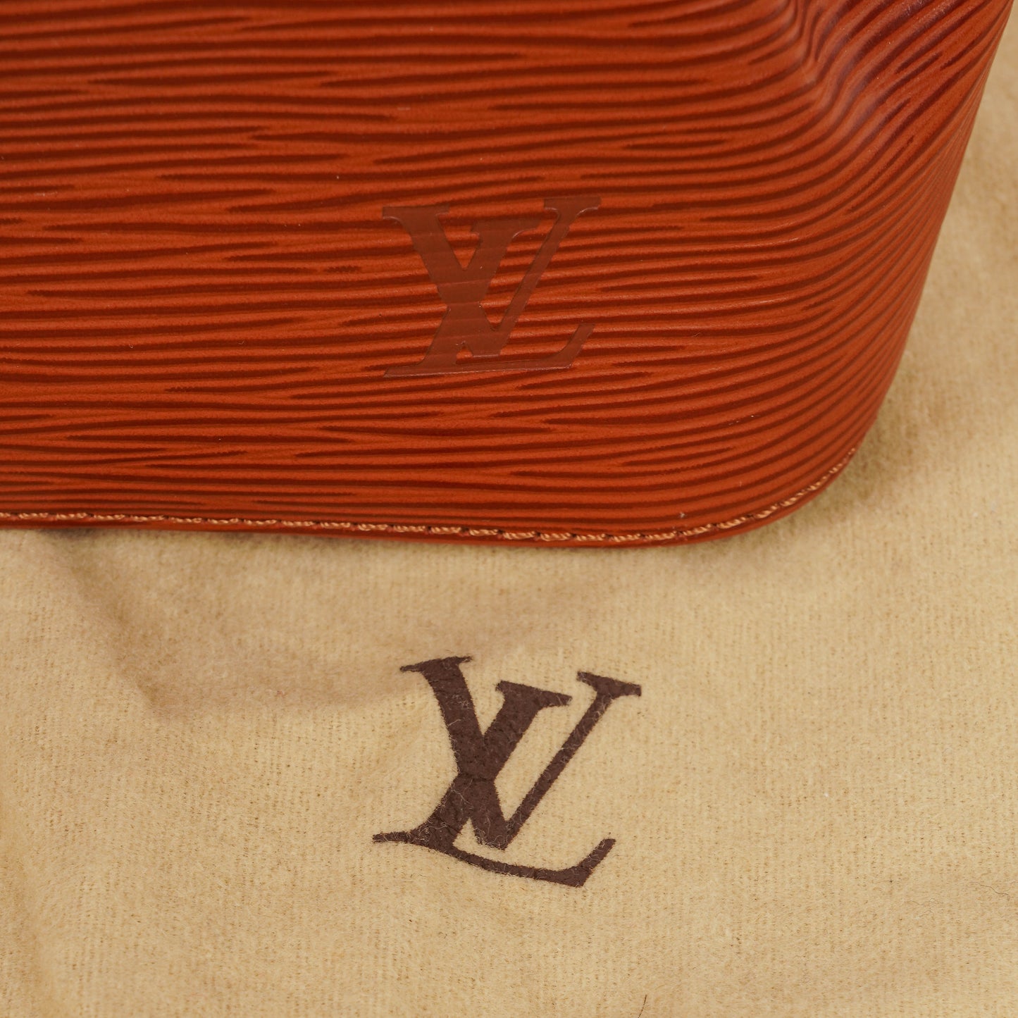 Louis Vuitton Petit Noe Schultertasche aus braunem Epi Leder
