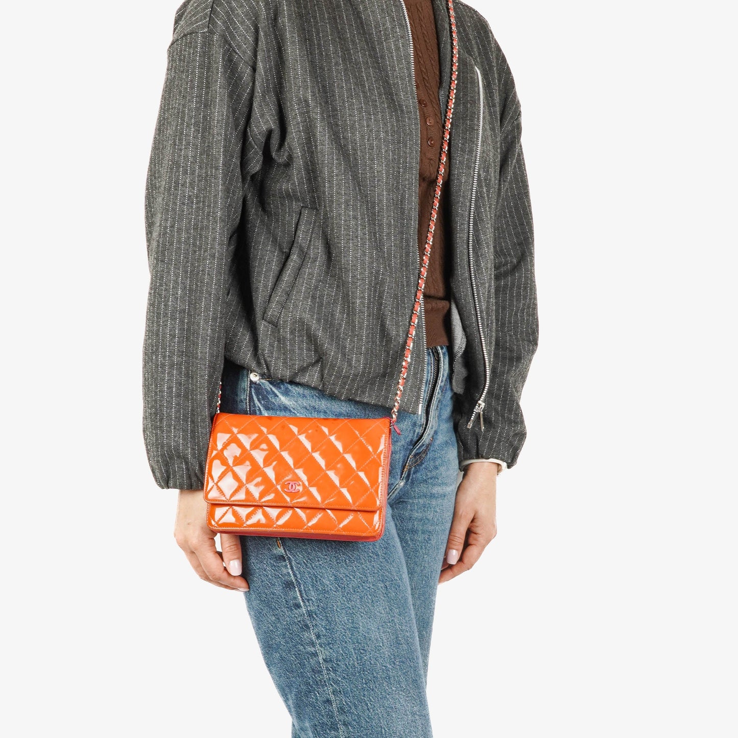 CHANEL Wallet on Chain WOC aus orangefarbenem gestepptem Lackleder mit pinkem CC-Logo und silberfarbenen Beschlägen