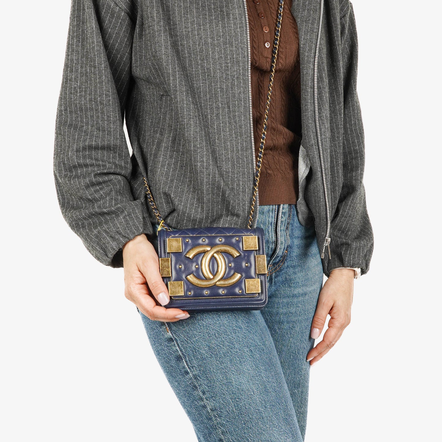 CHANEL Boy Brick Flap Bag aus marineblauem gestepptem Lammleder mit Nieten