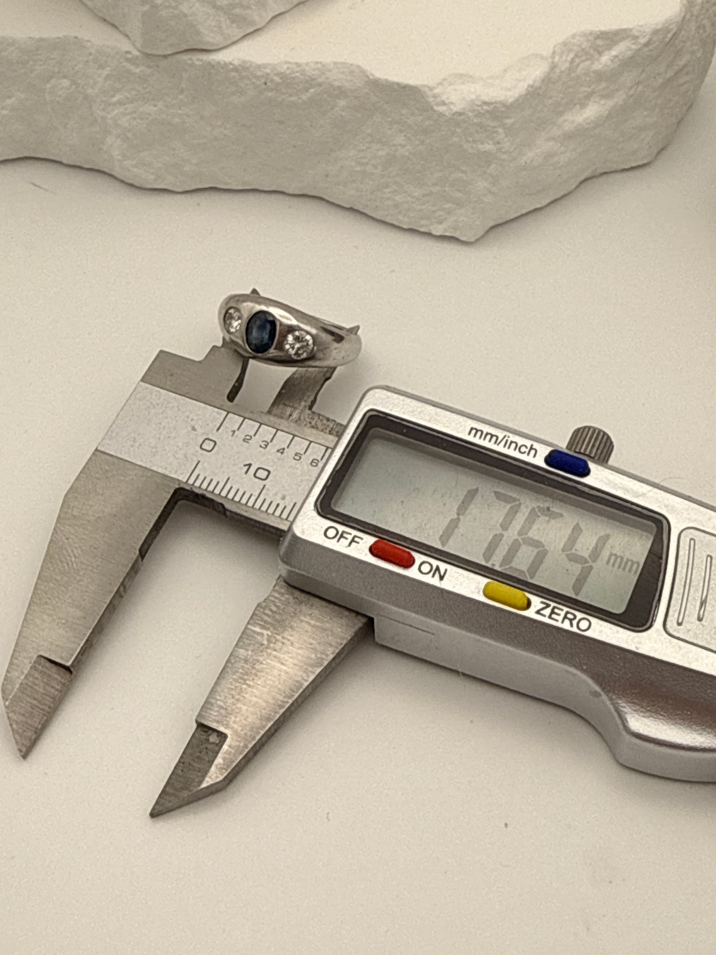 Elegant 750 White Gold Ring with Sapphire & 2 Brilliant-Cut Diamonds