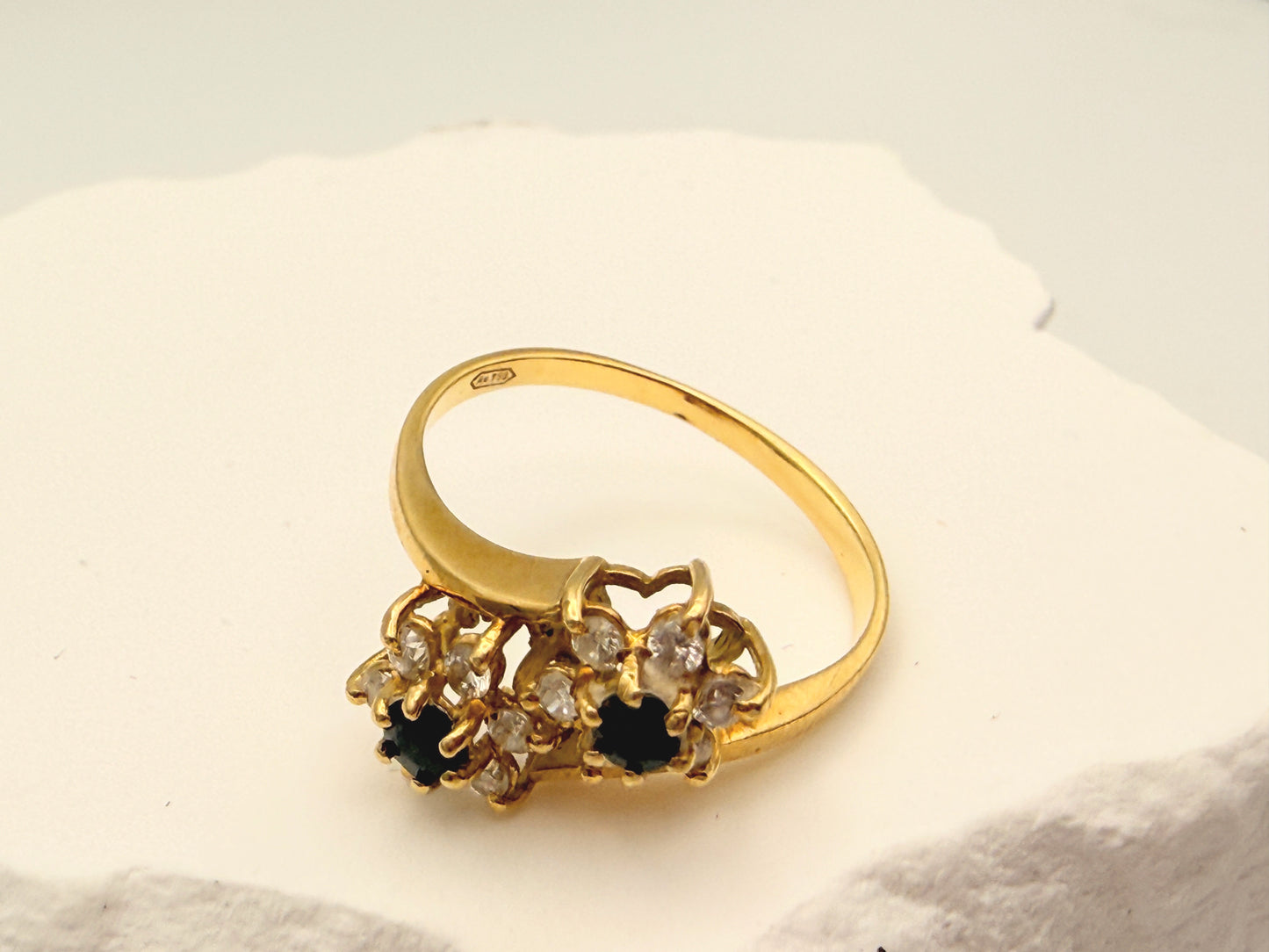 Exquisiter Entourage Ring: Saphire & Brillanten in 18 Karat Gold