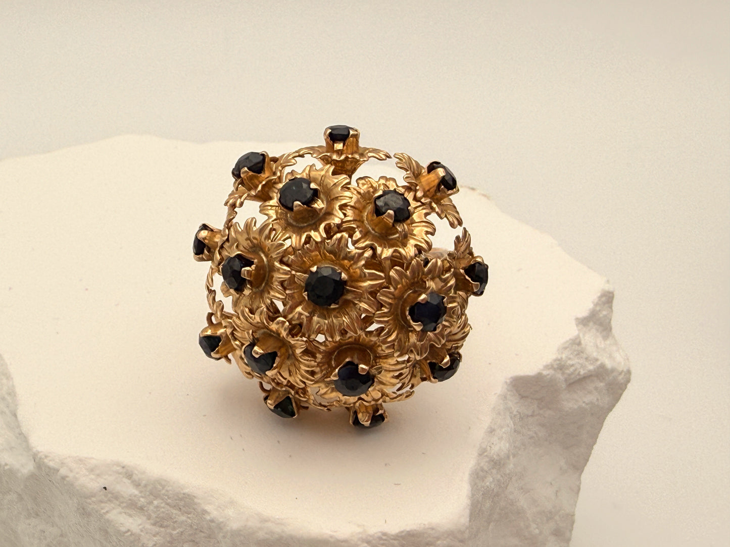 Prachtvolles Saphir-Bouquet: Vintage Cocktailring in 750 Gold, ca. 1960/70