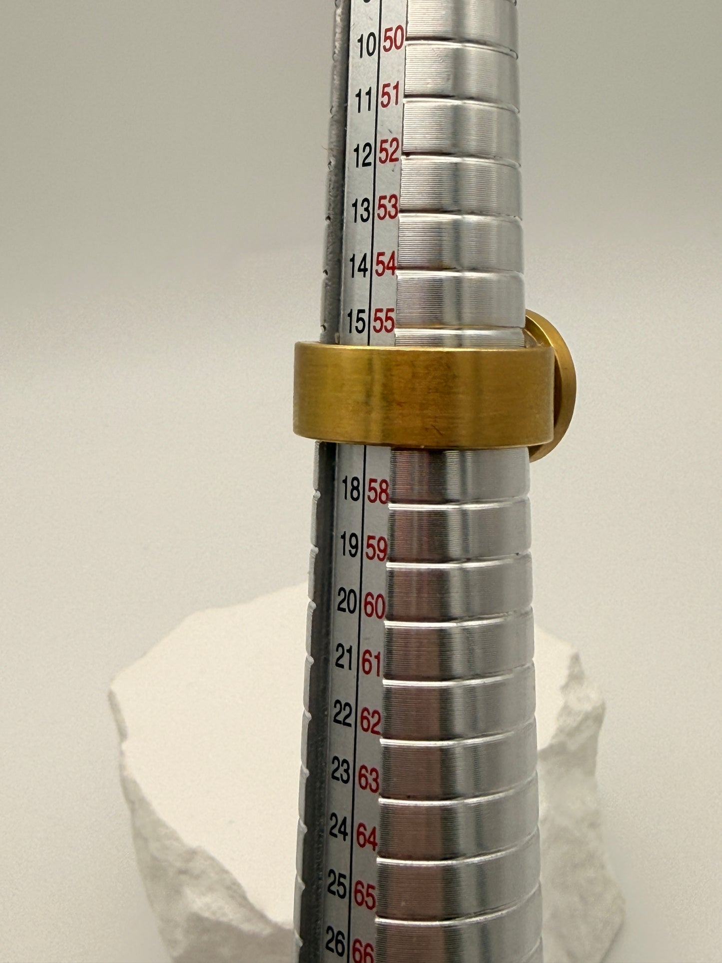 Massiver Designer Goldring 750 mit intensivem Peridot – Ein modernes Statement