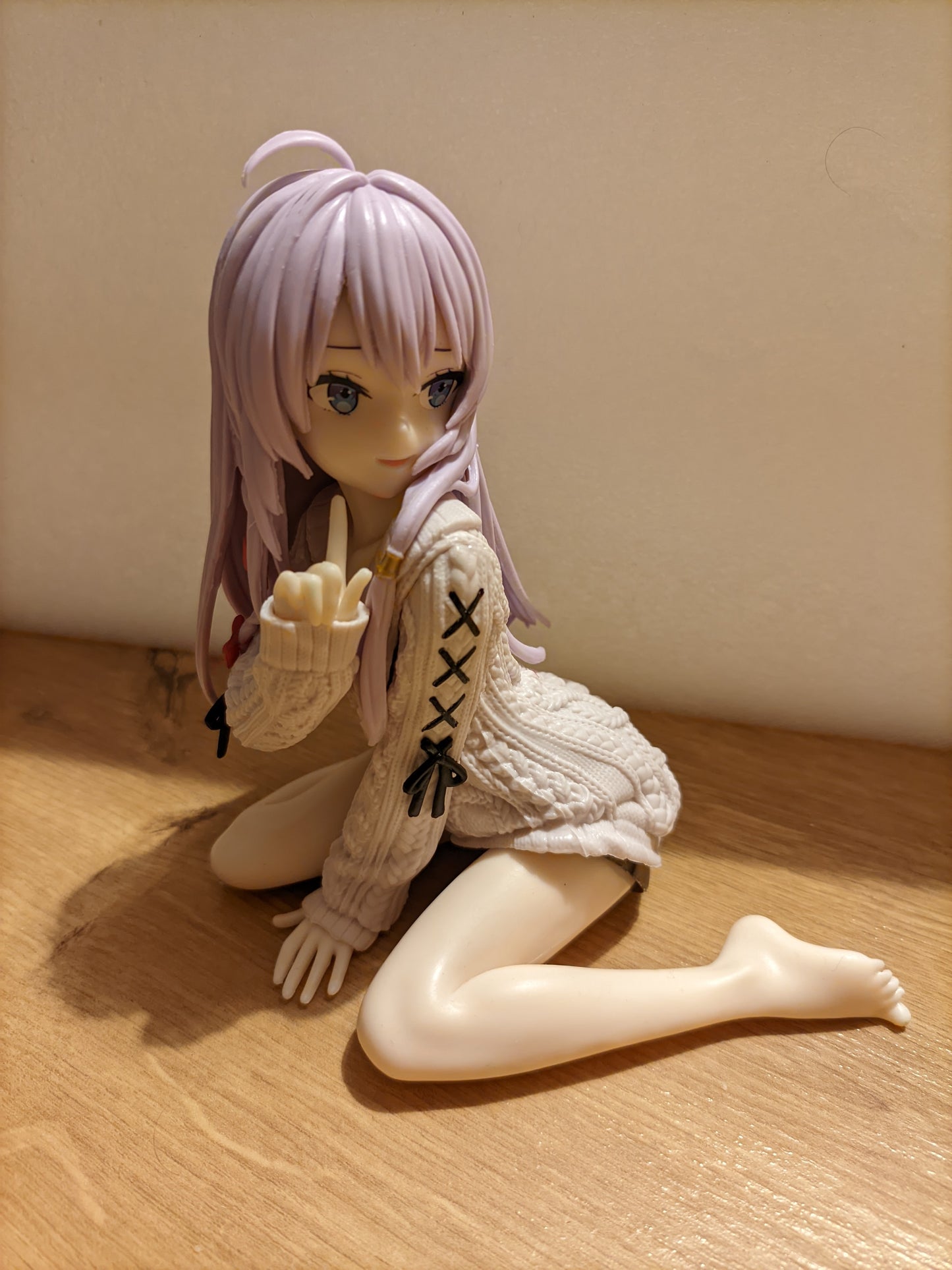 Urocza figurka dziewczyny z anime wykonana z PVC