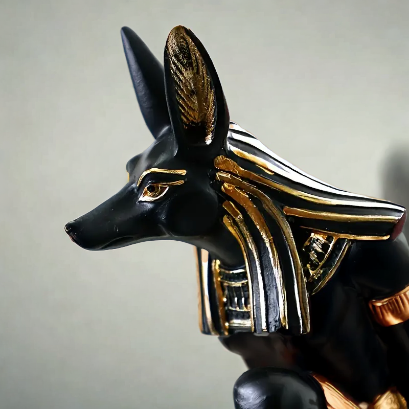 Egipski stojak na butelkę wina Anubis – dekoracyjna figurka z żywicy