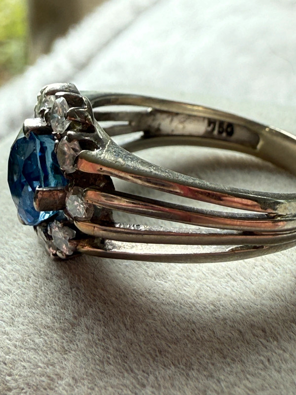 18 Karat Weißgold-Ring mit Saphir & Diamanten