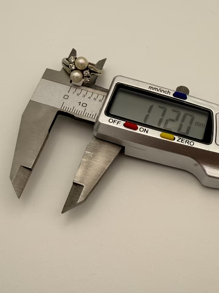 Klassischer 585er Damenring – Doppel-Perle & Diamanten