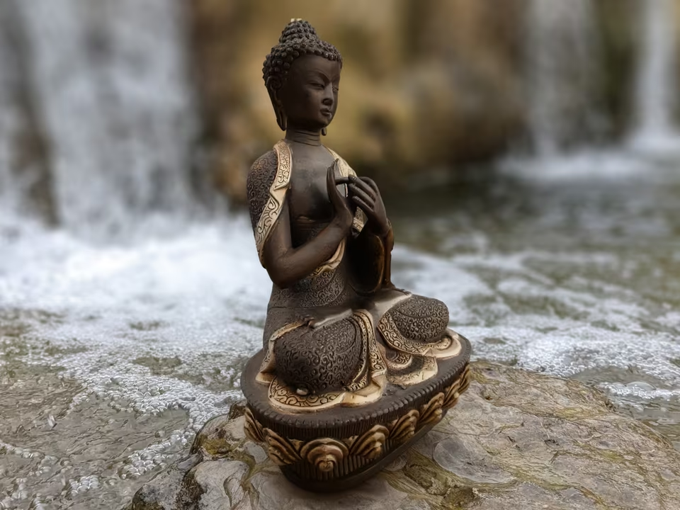 Seltene Buddha-Statue aus Nepal mit Dharmachakra-Mudra