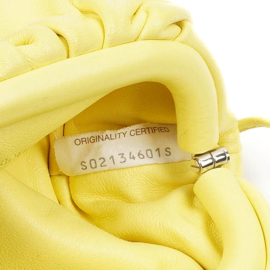 Bottega Veneta Nano Pouch mit Riemen aus gelbem Kalbsleder