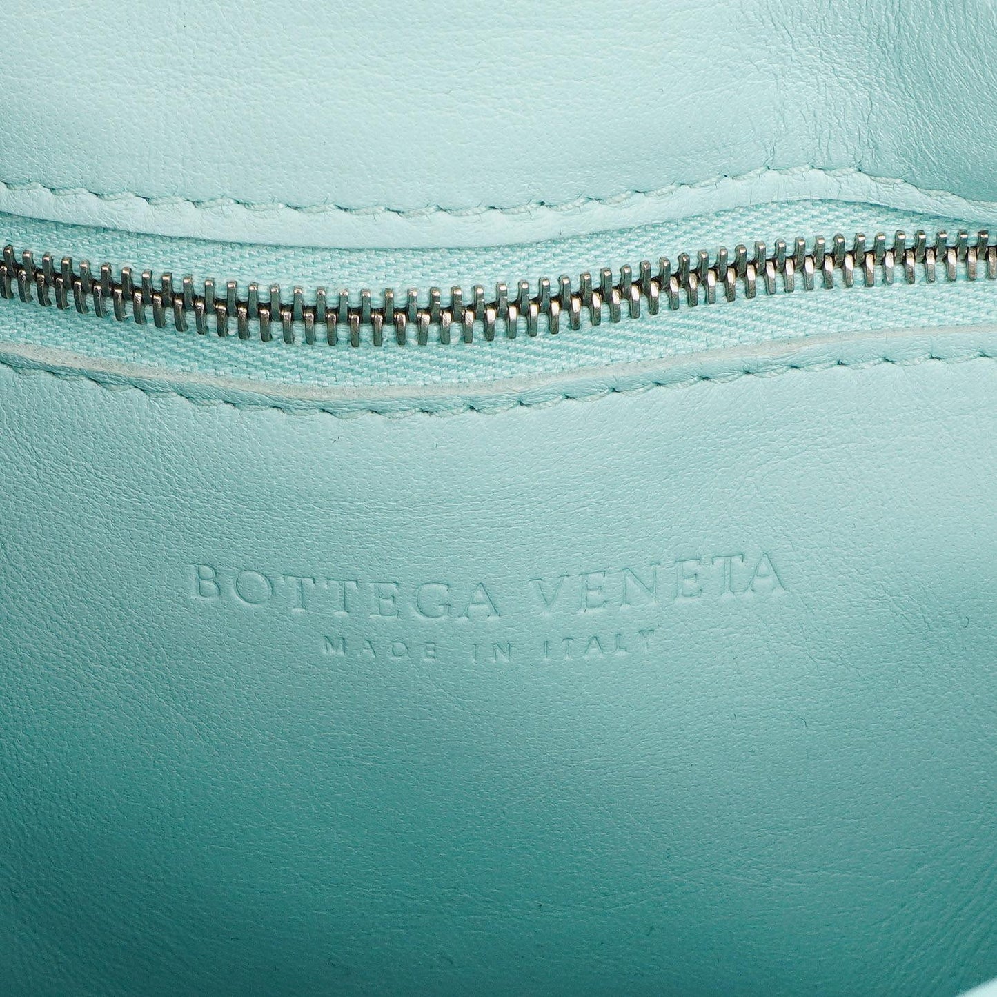 Bottega Veneta Gepolsterte Cassette Umhängetasche aus Spearmint Nappa mit Maxi Intreccio