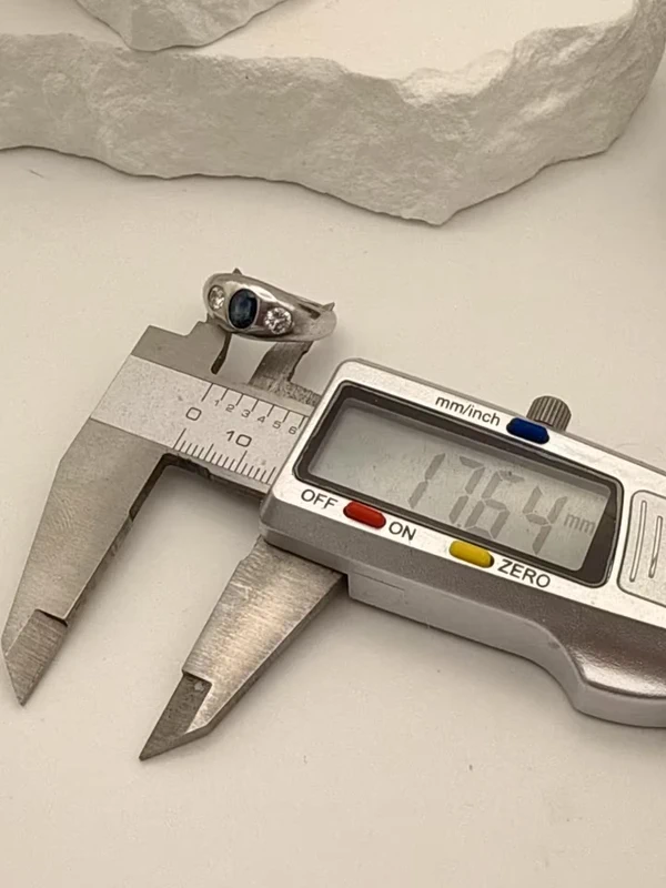 Elegant 750 white gold ring with sapphire & 2 brilliant-cut diamonds