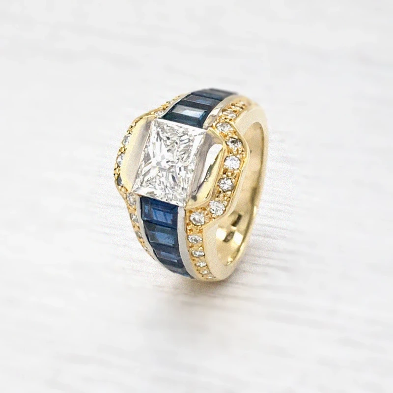 Atemberaubender Luxus: 750 Gelbgold Ring mit großem Princess Diamant & tiefblauen Saphiren