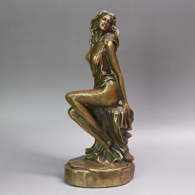 Elegancka mosiężna figura siedzącej kobiety