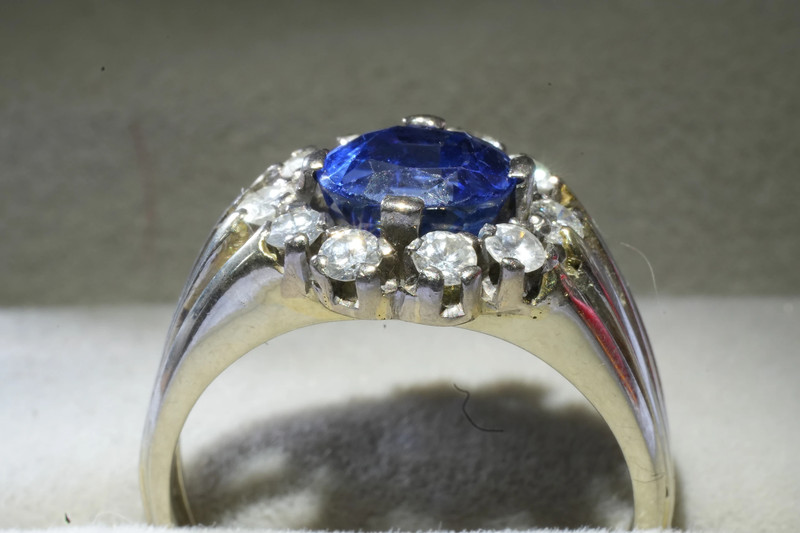 18 Karat Weißgold-Ring mit Saphir & Diamanten