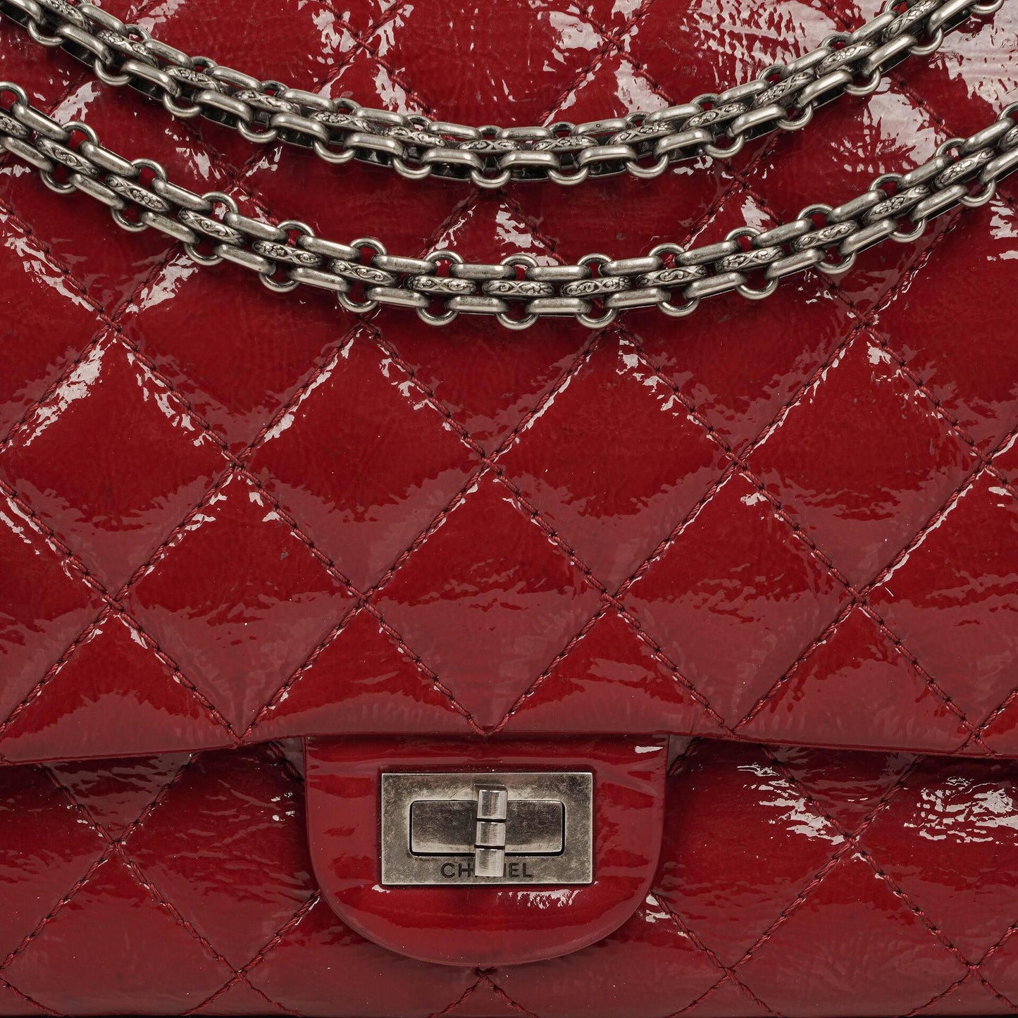 Chanel 2.55 Reissue 226 Flap Tasche aus rotem Knitterlackleder mit Ruthenium-Beschlägen