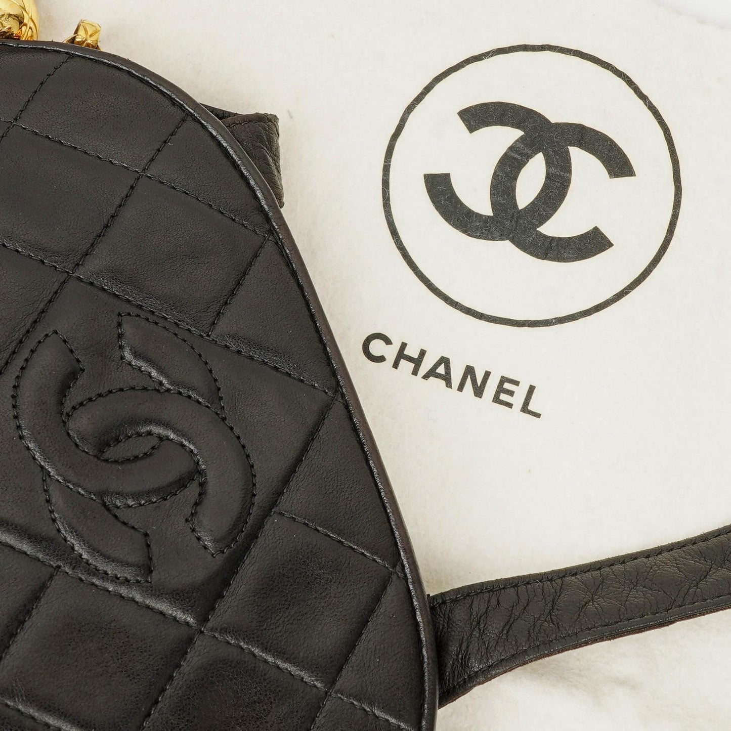 Chanel Umhängetasche aus schwarzem gestepptem Lammleder