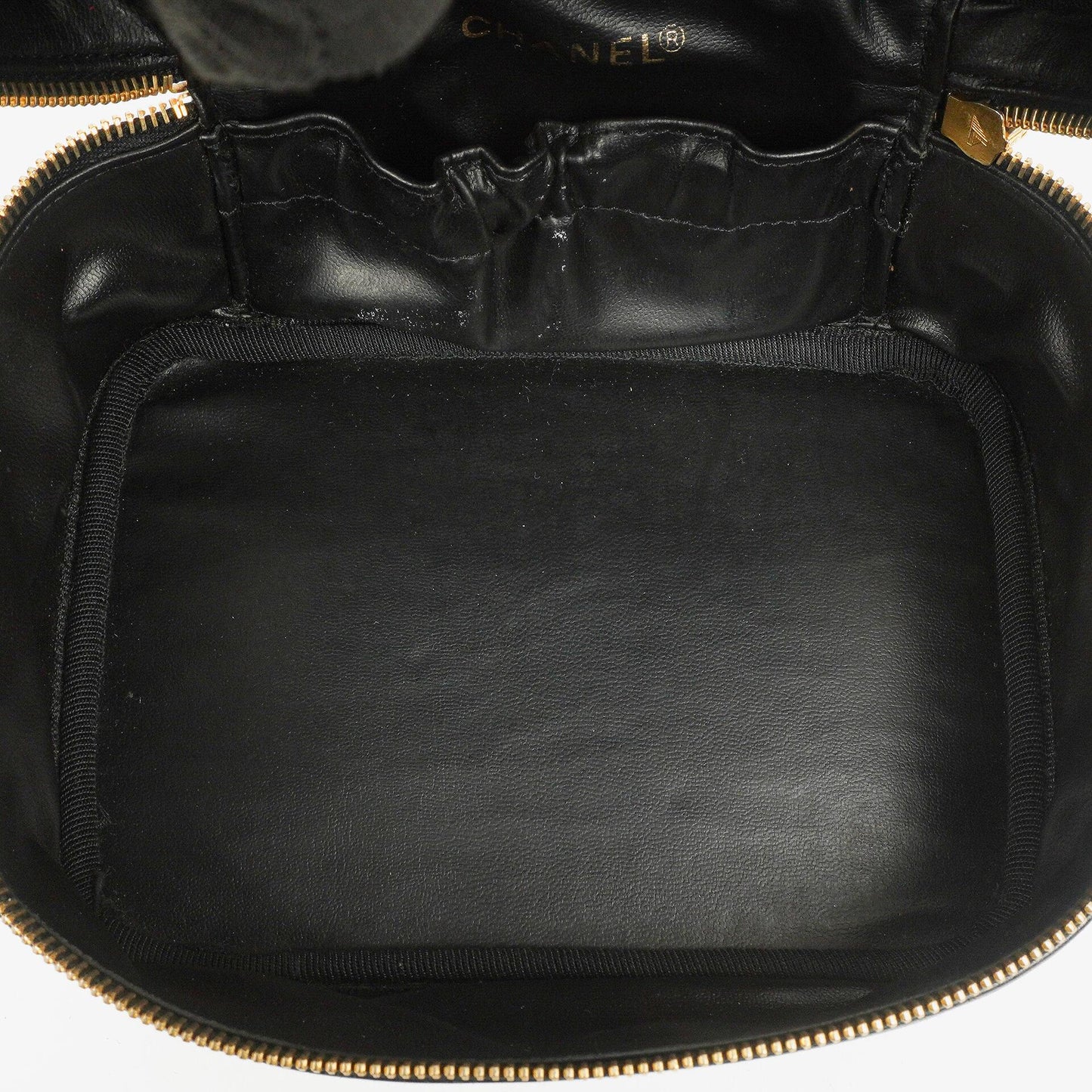 Chanel Vanity Case aus schwarzem gestepptem Leder