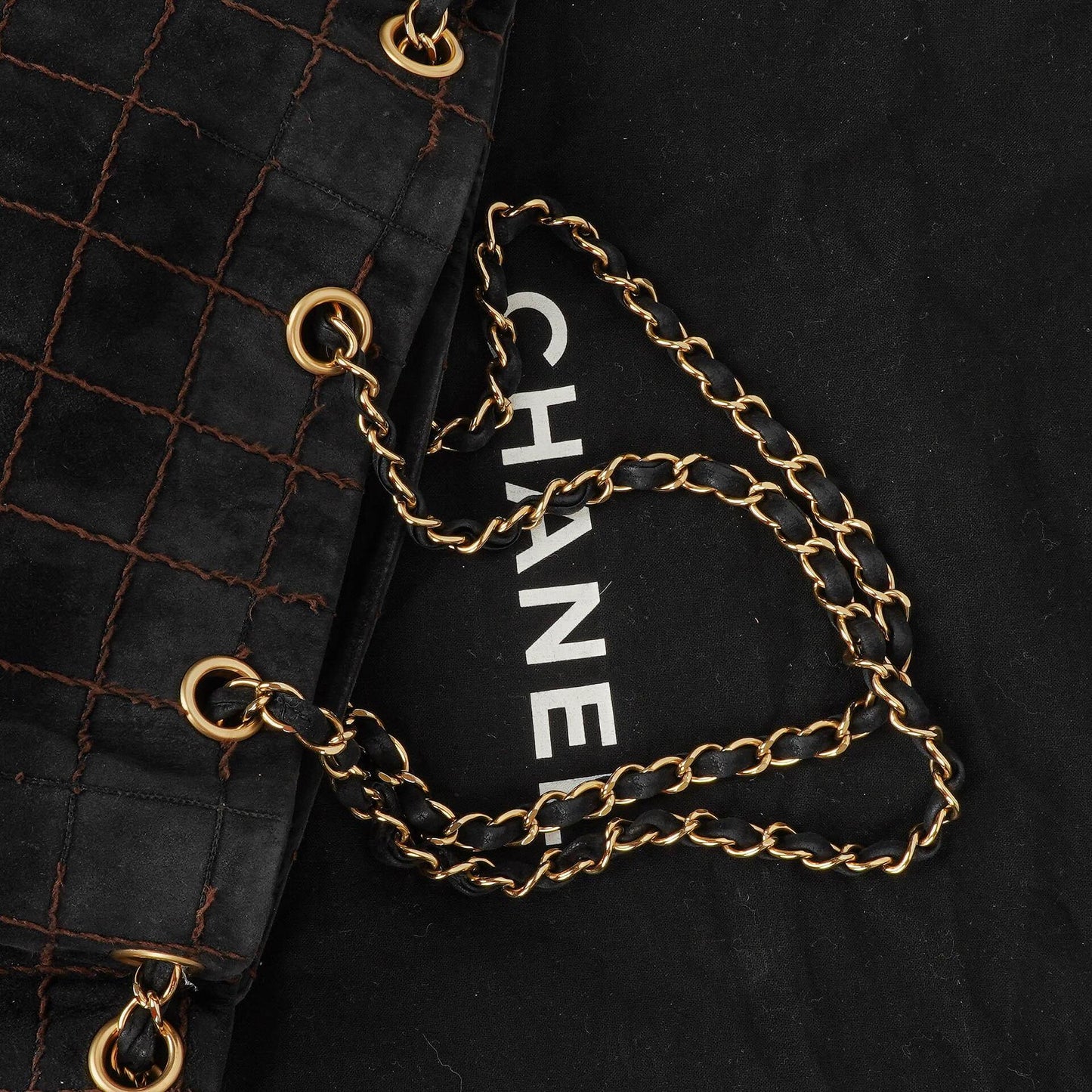 Chanel Chocolate Bar Kordelzug-Tote aus schwarzem gestepptem Wildleder