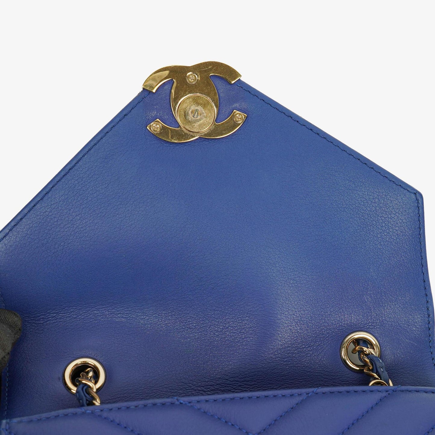 Chanel kleine Envelope Flap-Tasche aus blauem Chevron-Leder