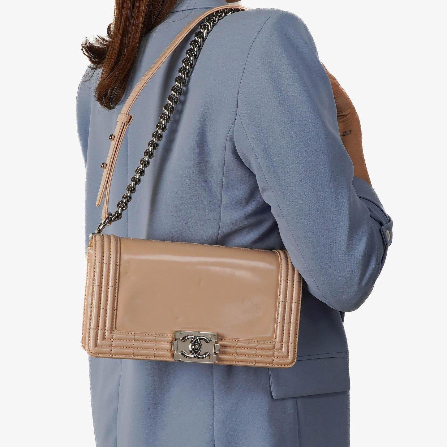 Chanel Boy Flap Bag aus beigem Lackleder